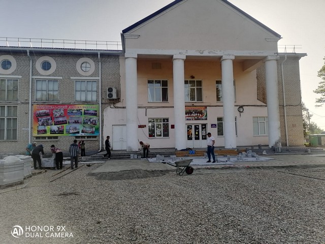 В парке станицы Архангельской Тихорецкого района продолжаются работы по благоустройству общественной территории вокруг Дома культуры